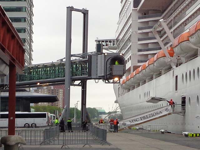 Cruiseschip ms MSC Preziosa van MSC Cruises aan de Cruise Terminal Rotterdam